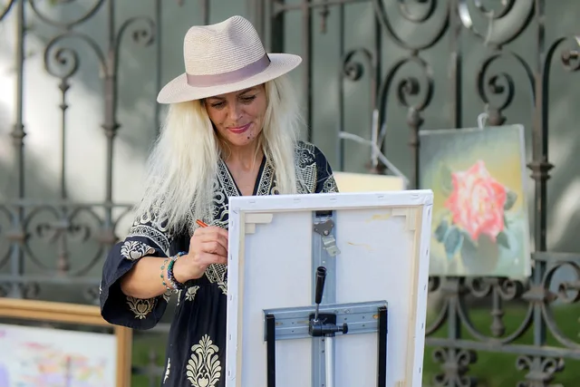 woman, painter, hat, painting, brush, panel, stand, outdoors, fence, street, urban, public, interests, pictures. Colloquio strutturato: criteri e domande ammesse